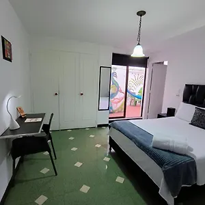 moradia-laureles.colombiamedellinhotels.com/