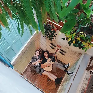 ספר כאן